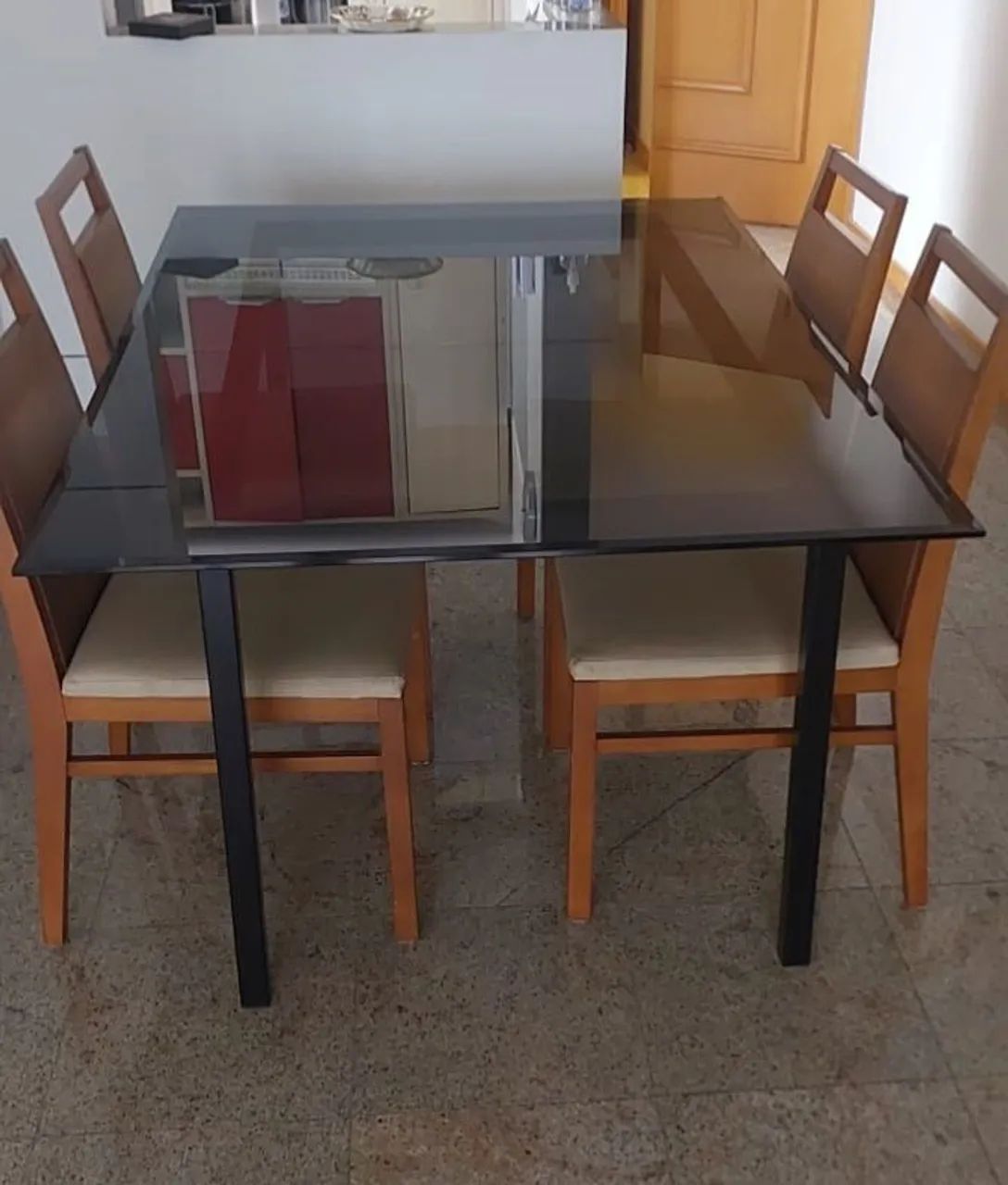 Mesa e cadeiras