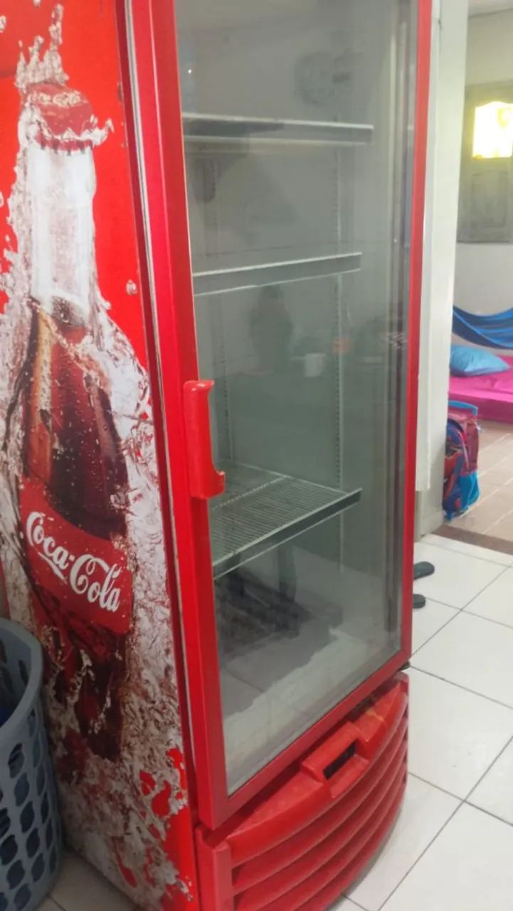 Expositor vertical super conservado e gelando bem. 