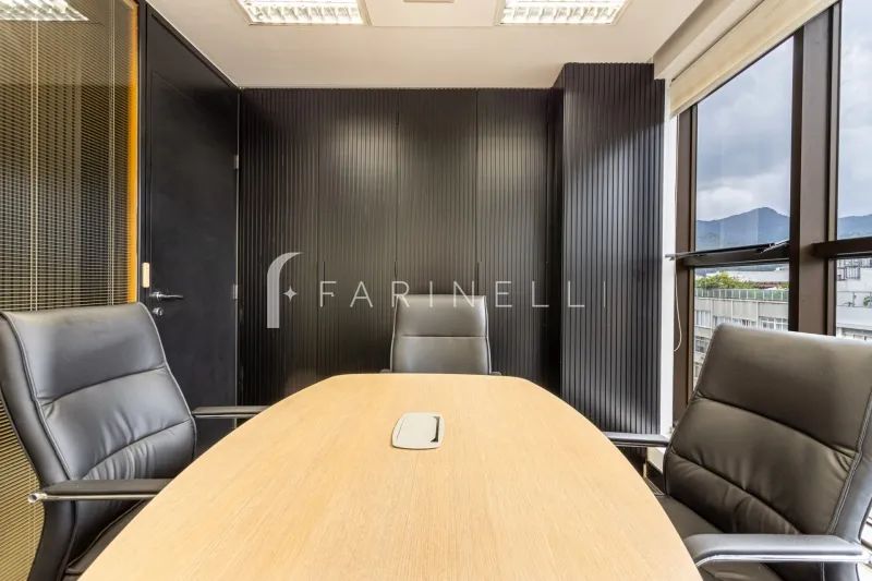 Sala comercial, totalmente mobiliada e equipada, no Leblon.