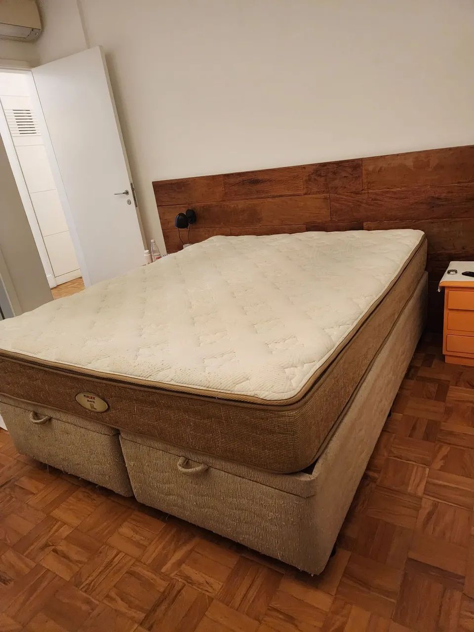 Cama box Queen, bau e colchão excelente estado