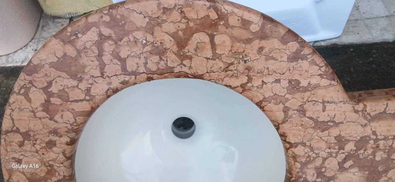 Lavatório Marmore 70 x 45 x 20 com frontão lateral esquerdo e parede  - Foto 4