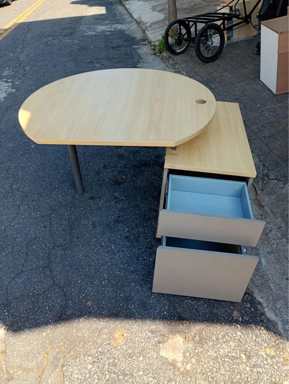 Mesa para escritório com armário baixo  - Foto 4