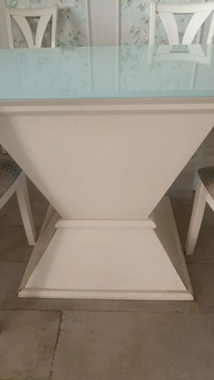 mesa em madeira com suporte embaixo e vidro  - Foto 4