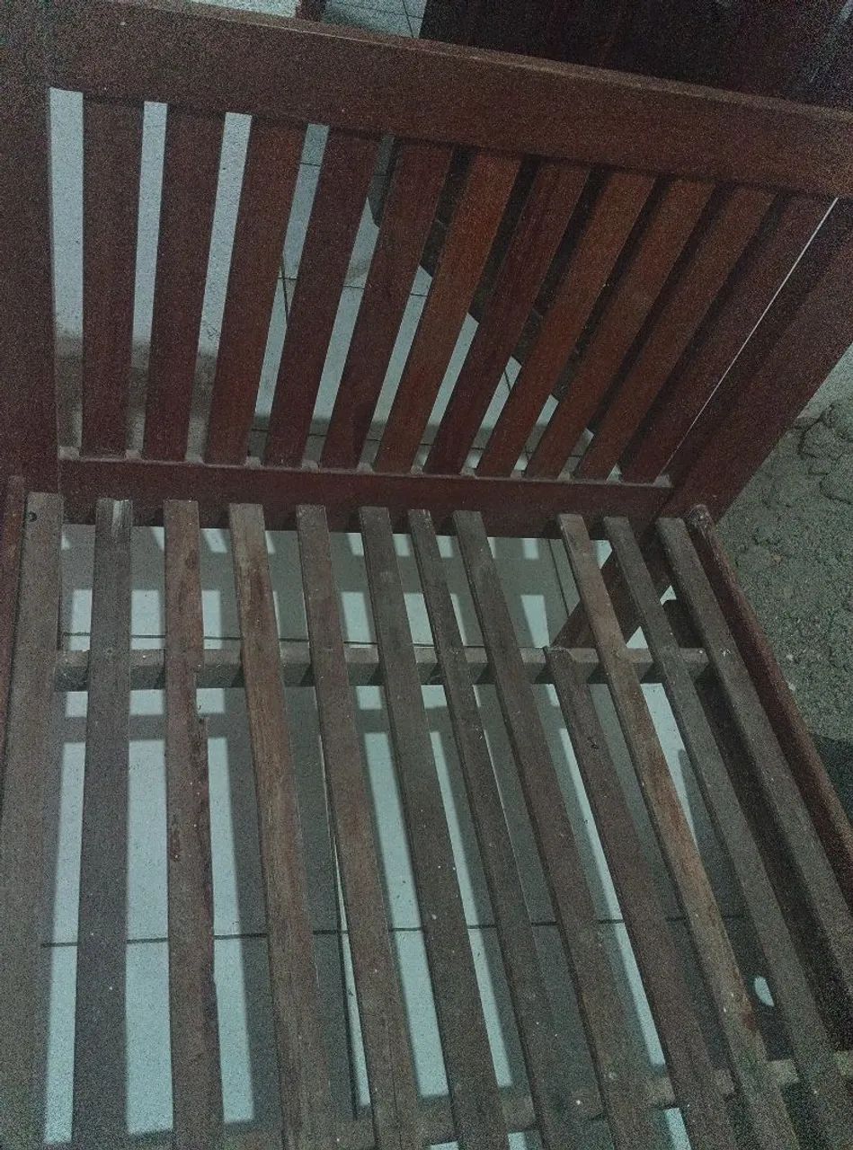 VENDO DUAS CAMAS DE MADEIRA