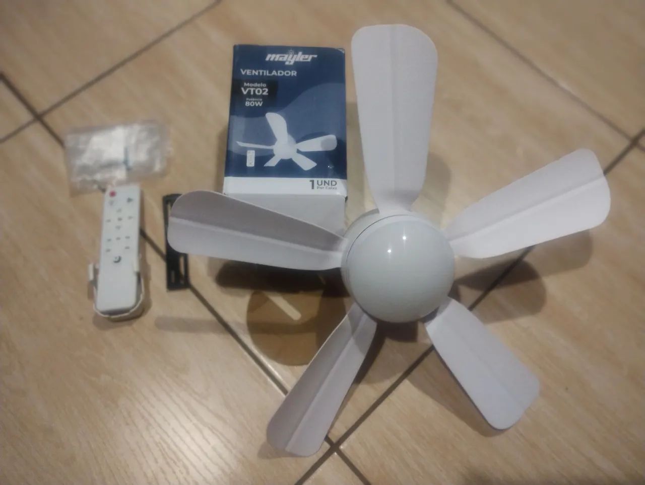 Ventilador mini de teto 5 hélices.