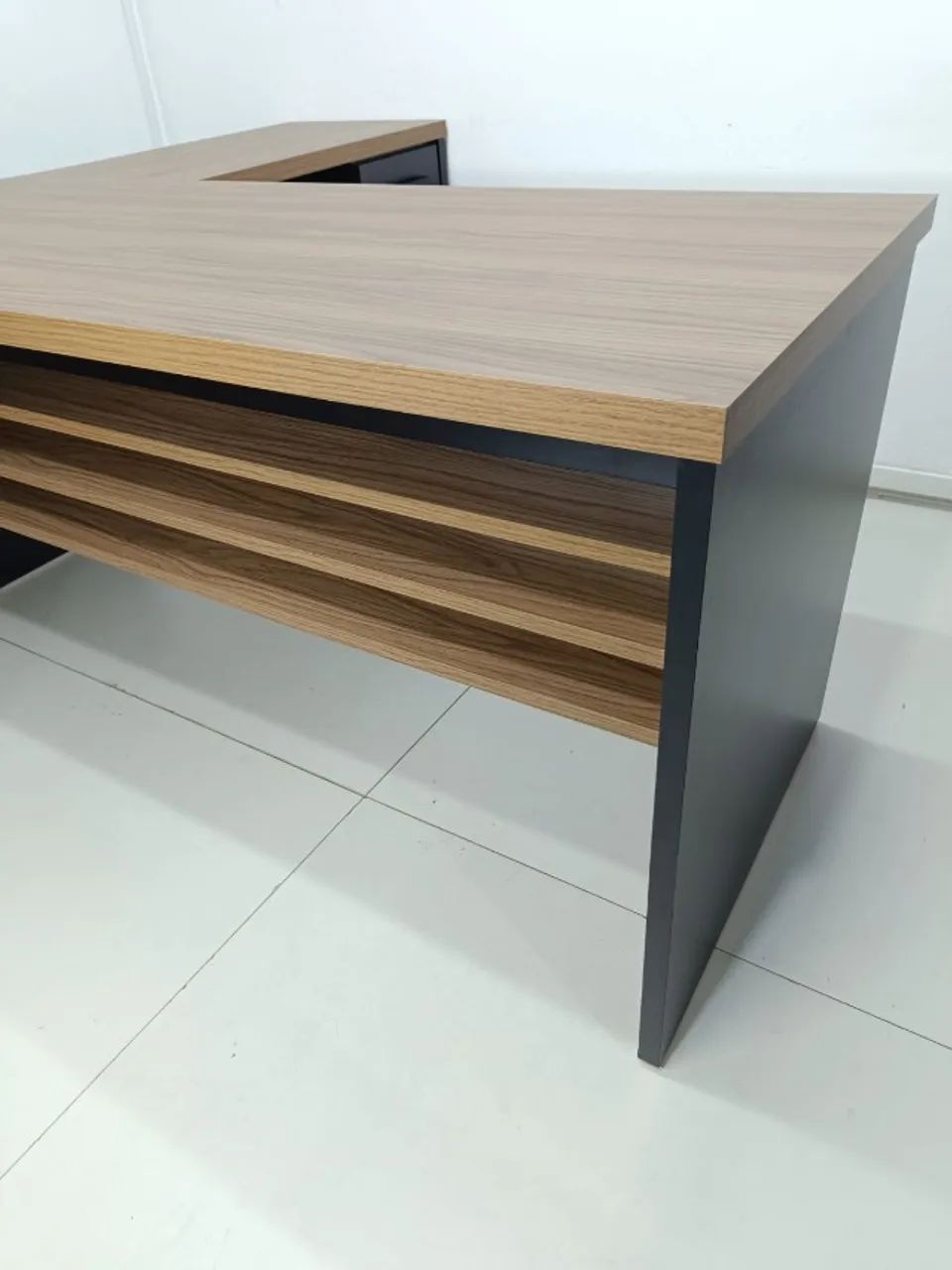 Mesa de escritório em L - Foto 2