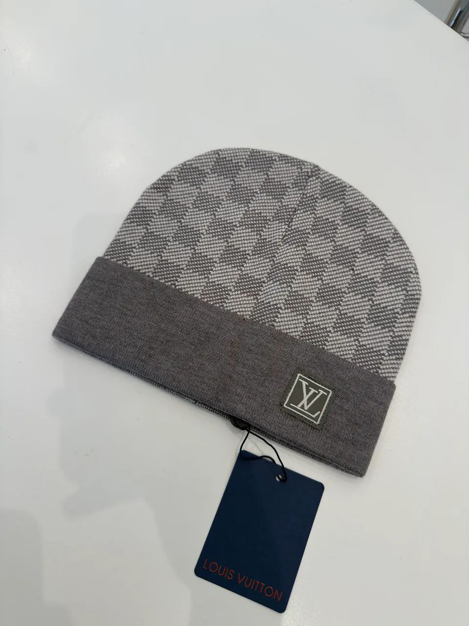 Gorro Louis Vuitton xadrez cinza - Foto 2