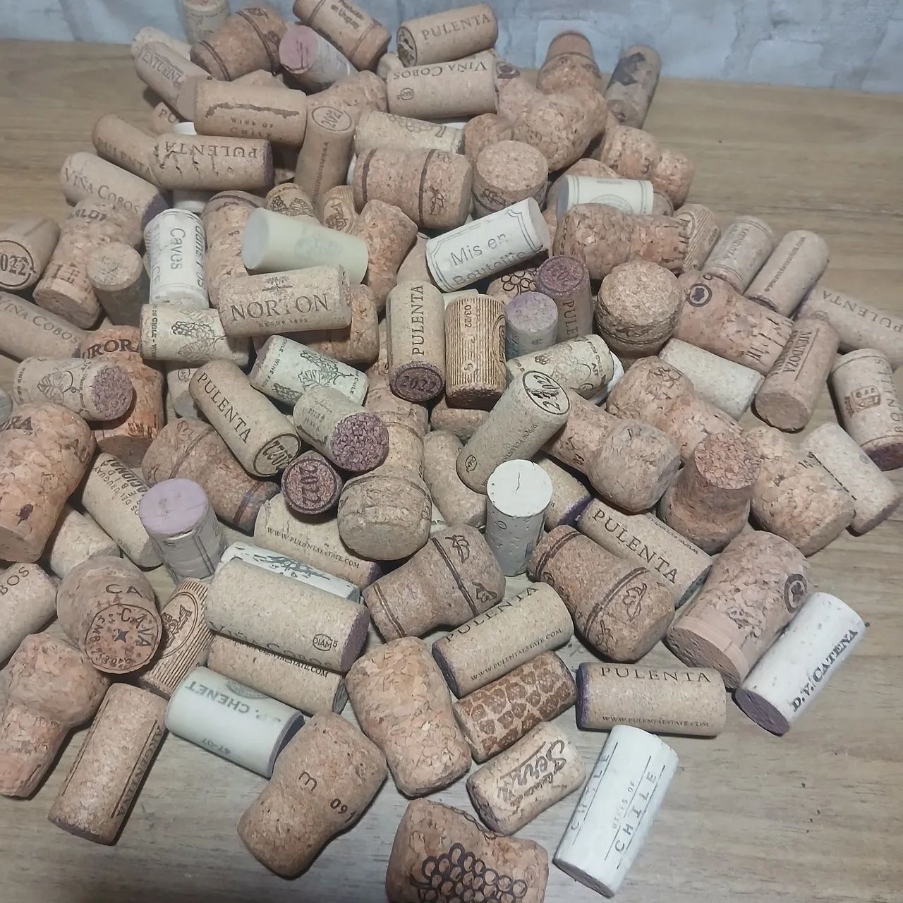 Lote com 130 rolhas de cortiça variadas - Foto 3