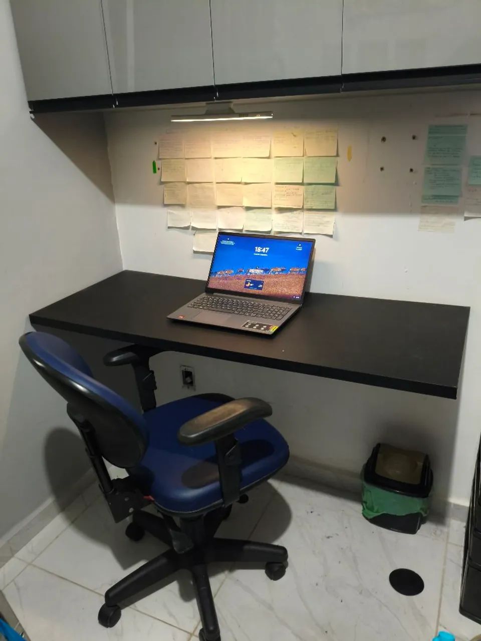 Mesa de estudos com cadeira! - Foto 2