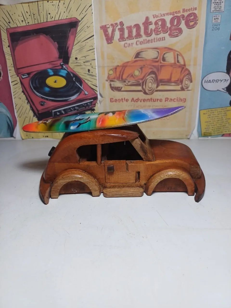 Fusca artesanal de madeira com prancha de surf no teto 