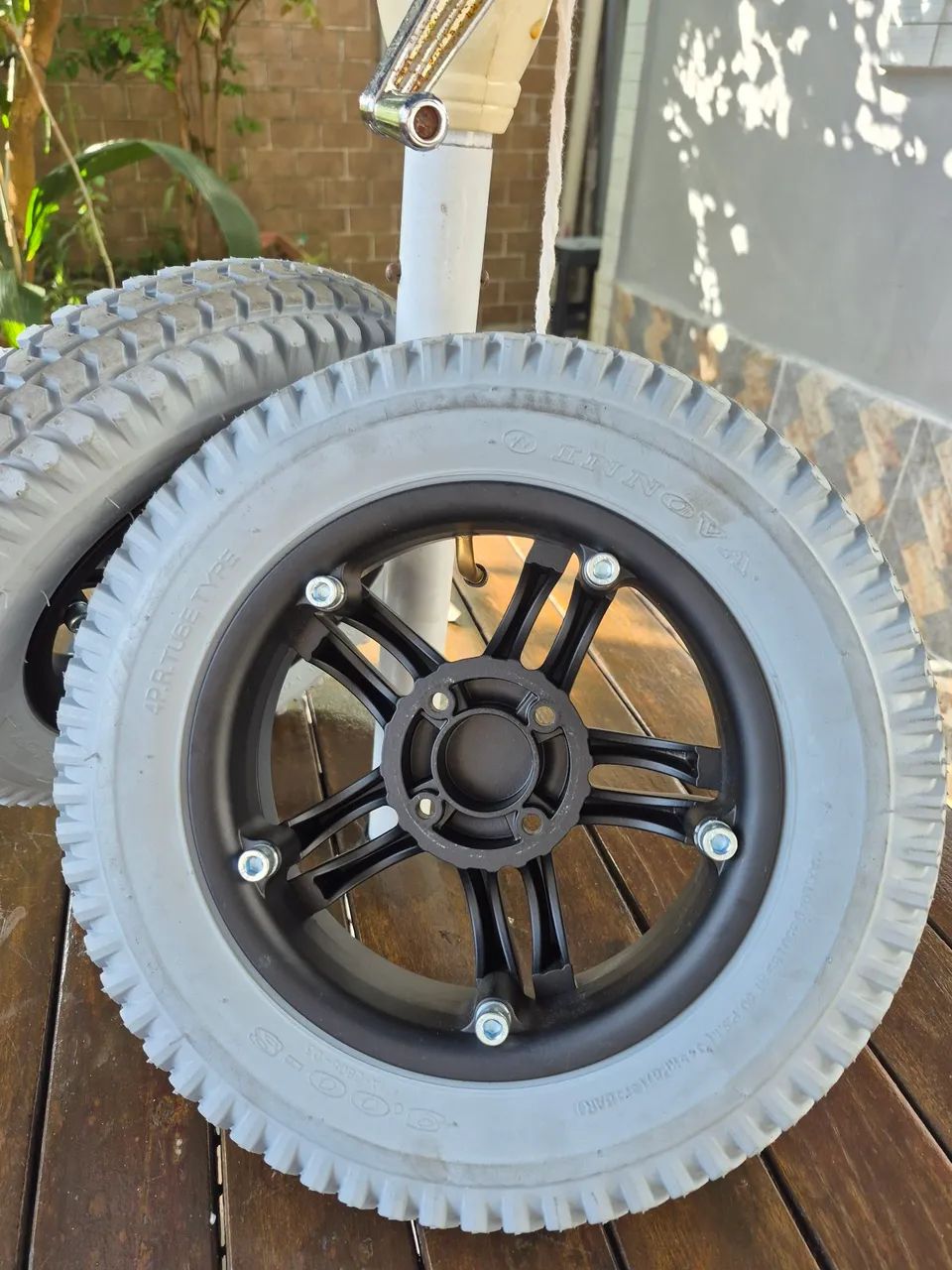 Roda completa com pneu e câmera cadeira motorizada ottobock b400  - Foto 3
