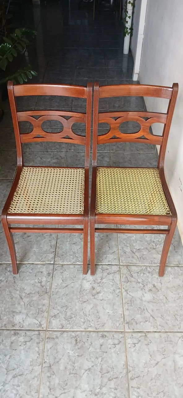 2 cadeiras de madeira e palha 