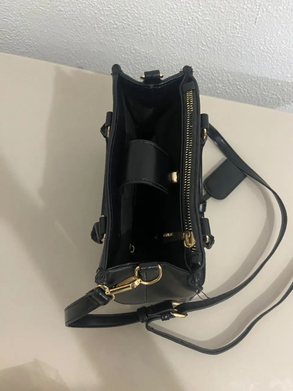 Bolsa Preta com Alça Transversal (23x19x10cm) - Ótimo Estado - Foto 2