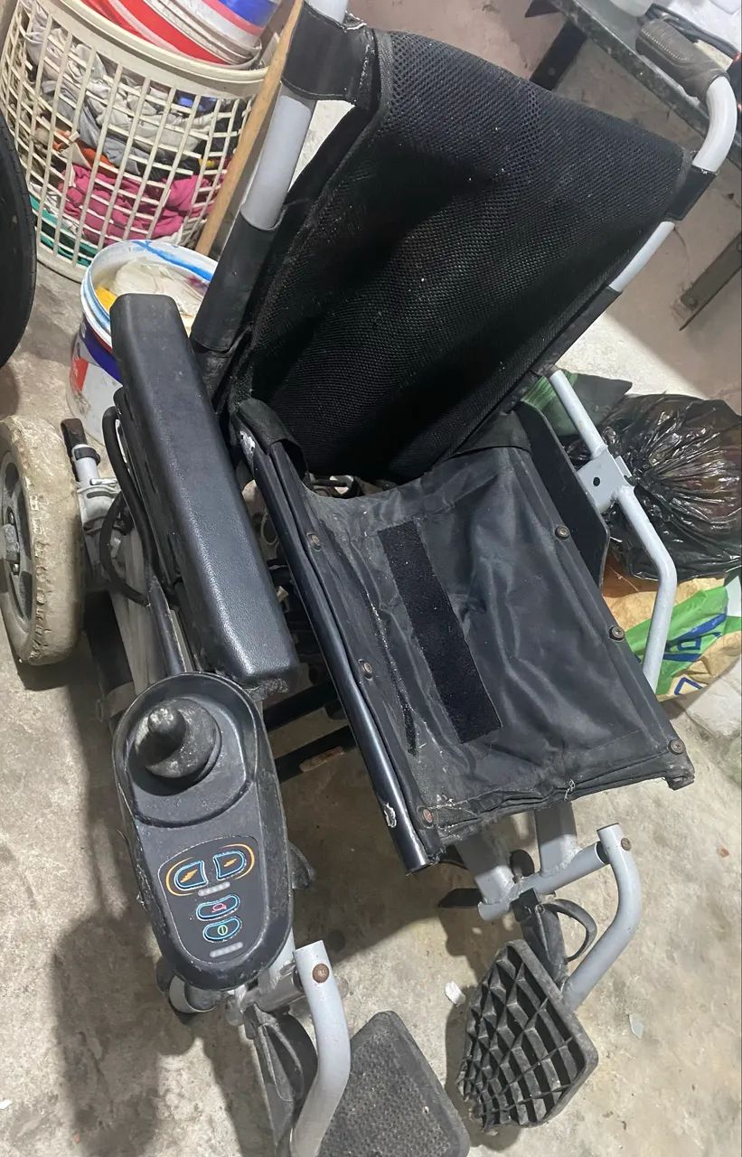 Cadeira motorizada Dellamed (usada)