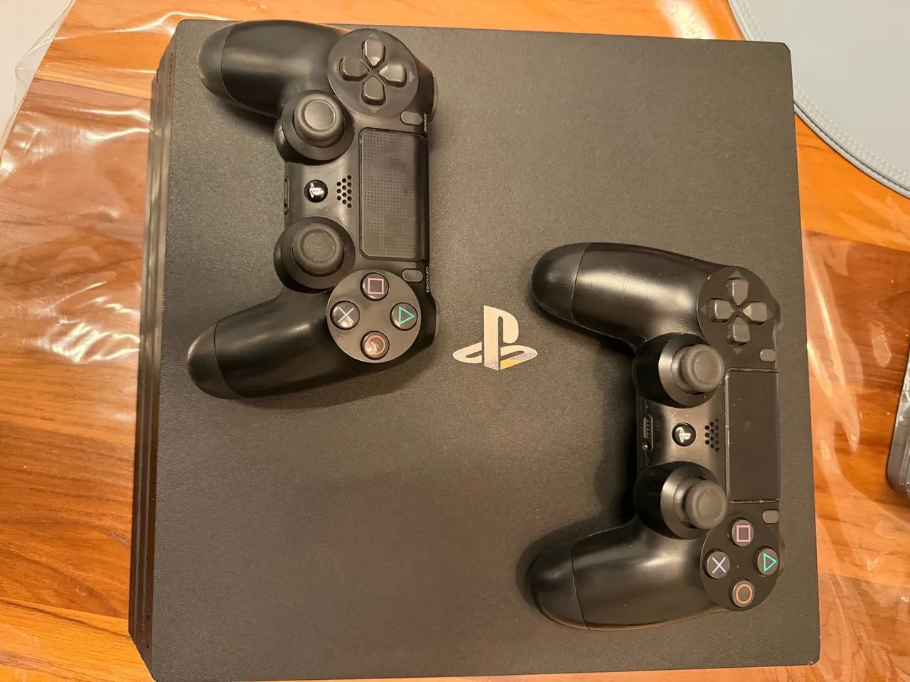 PS4 Pro 1tb Desbloqueado com 2 controles