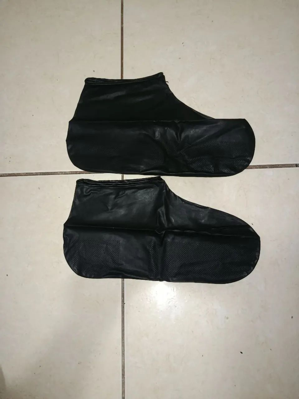 Vendo Protetor de sapato para não molhar,estique e corda para prender o capacete  - Foto 2
