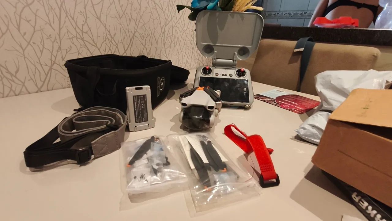 DJI mini 3 RC com Tela - kit com 2 baterias, case, protetor do controle, hélices reservas  - Foto 2