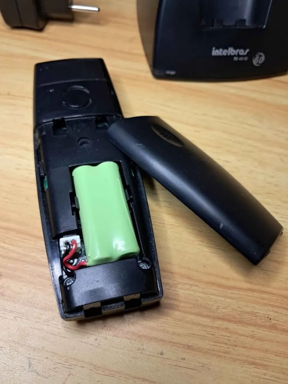 Telefone sem fio intelbras TS 40 id , funcionando, está com a bateria viciada (precisa tro - Foto 2