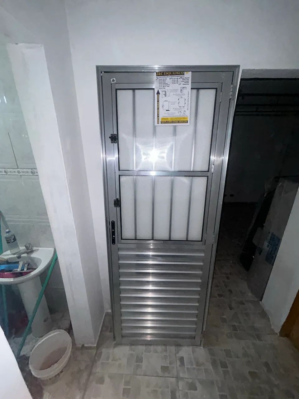 PORTA ALUMÍNIO - COM BATENTE - 2,10 X 80 - Foto 3