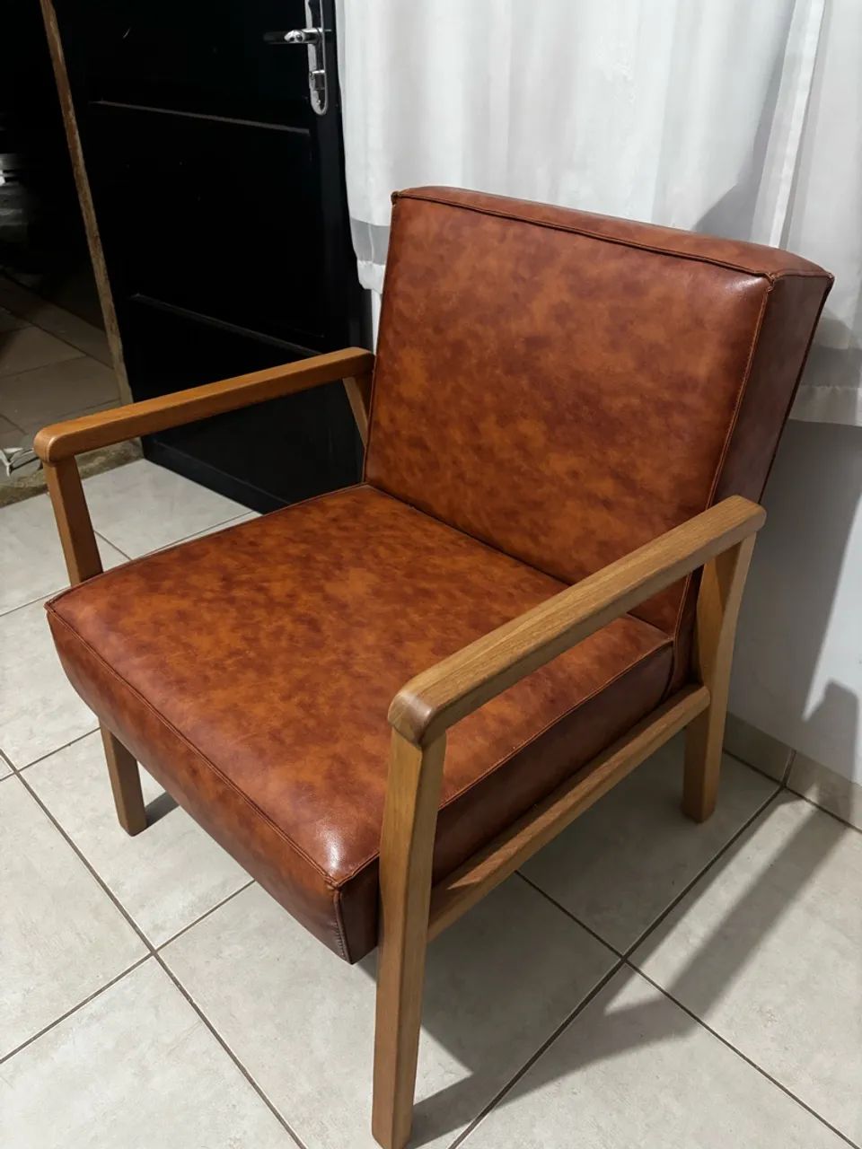 Poltrona Decorativa Retrô Caramelo com Braços de Madeira - Foto 3