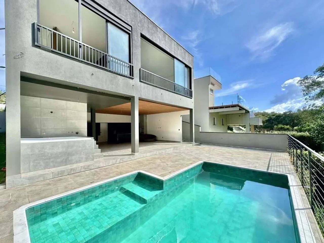 Casa Nova com Estilo Moderno em Condomínio Exclusivo!