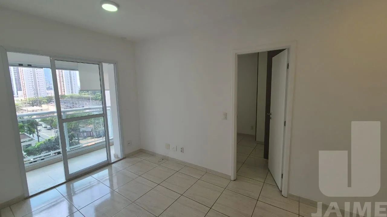 Apartamento com varanda envidraçada, 45 m2 bem distribuídos e 1 vaga em prédio com lazer.