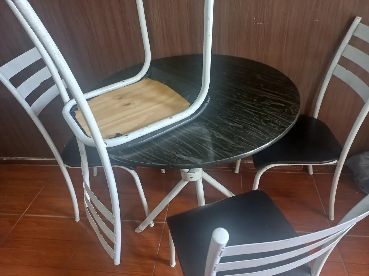 Mesa com 4 cadeiras 