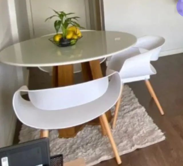 2 Cadeiras Tipo Eames mas é um modelo internacional