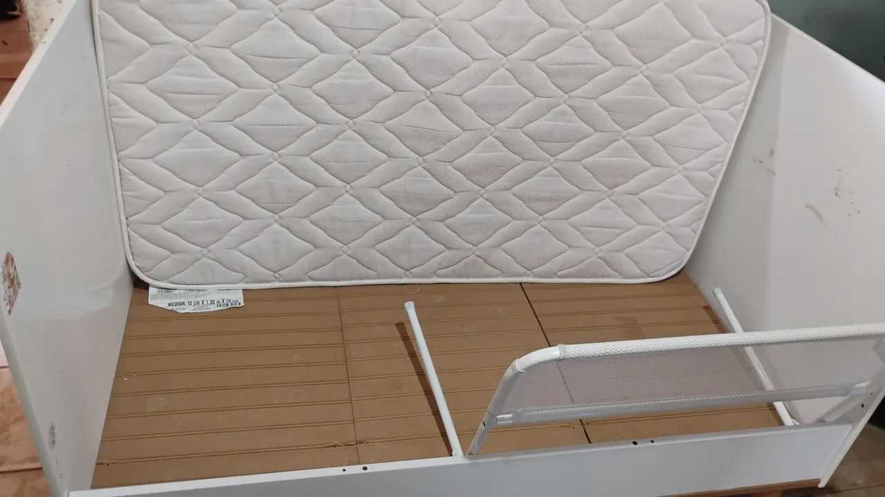 Vendo mini cama infantil com colchão e proteção lateral  - Foto 5