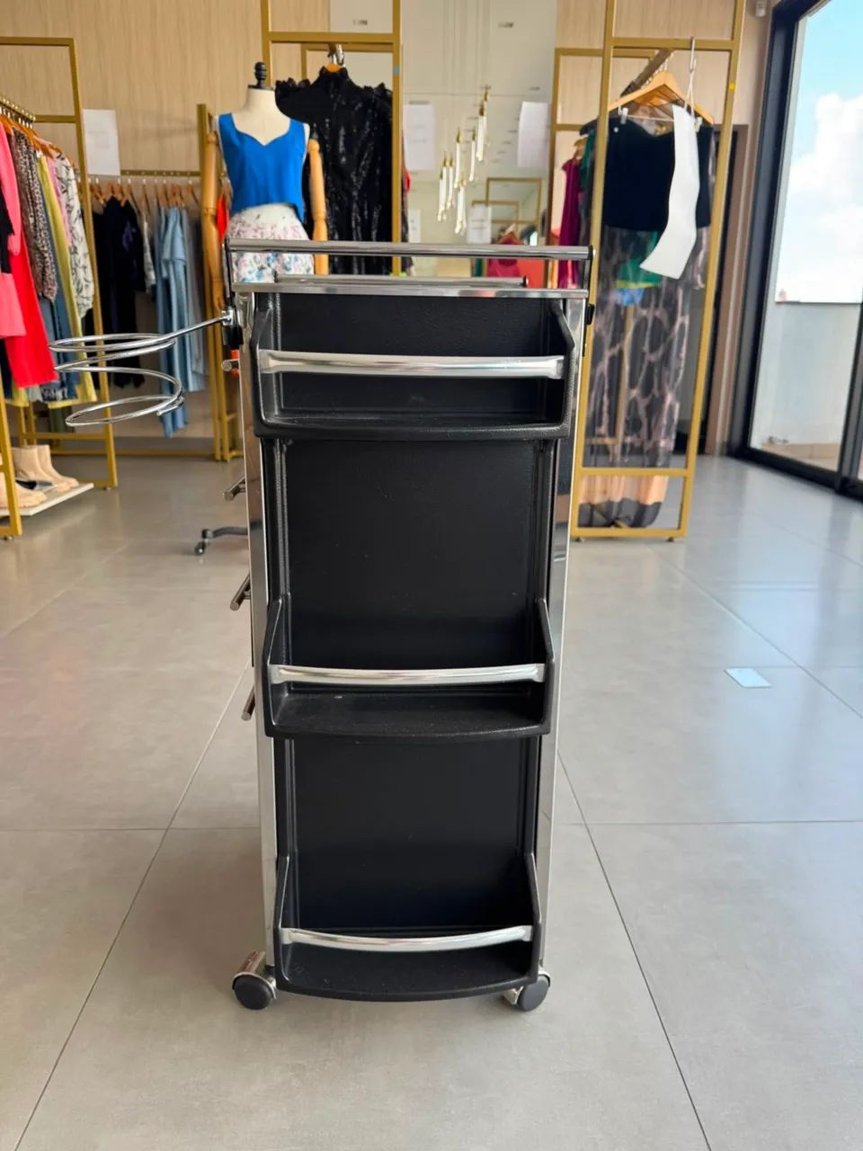 Mesa para cabeleireiro com rodinhas e suporte para secador  - Foto 4
