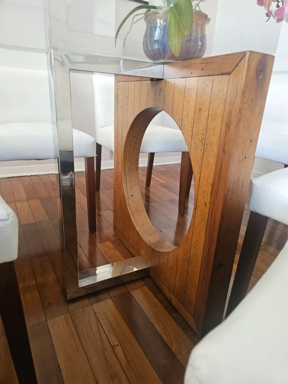 Mesa de Jantar com vidro<br>Com 8 cadeiras madeira<br>Vidro 150cm × 150cm  - Foto 4