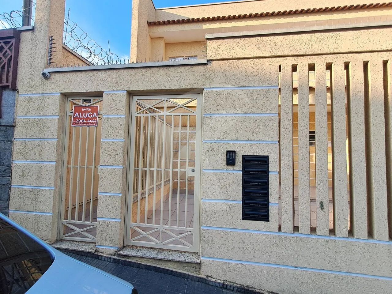 Casa com 1 quarto, cozinha, banheiro e área de serviço.