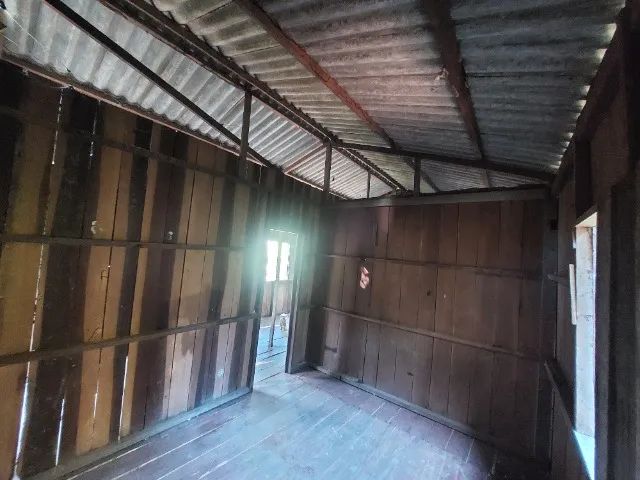 CASA DE MADEIRA EM TERRENO AMPLO CONSOLIDADO COM FRUTÍFERAS PRONTA PARA MORAR - Foto 5