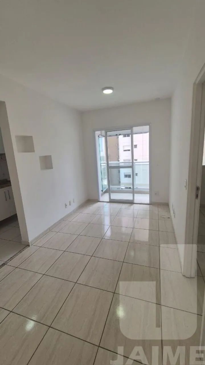 Apartamento com varanda envidraçada, 45 m2 bem distribuídos e 1 vaga em prédio com lazer. - Foto 4