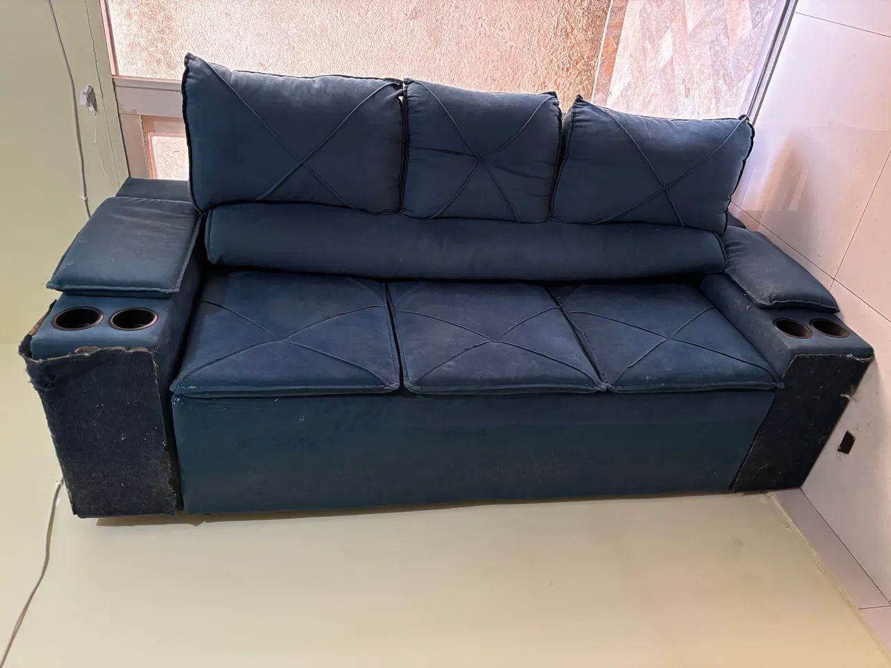 Sofá Cama Compacto 3 Lugares com Porta-Copos (1,70m x 0,60m) - Foto 2