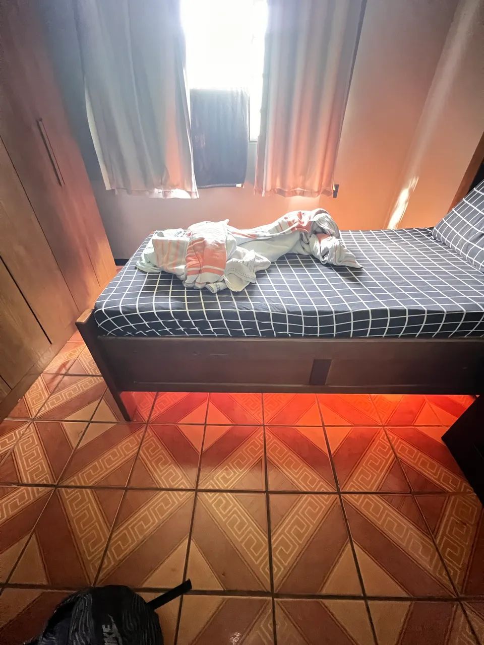Cama de madeira maciça usada 