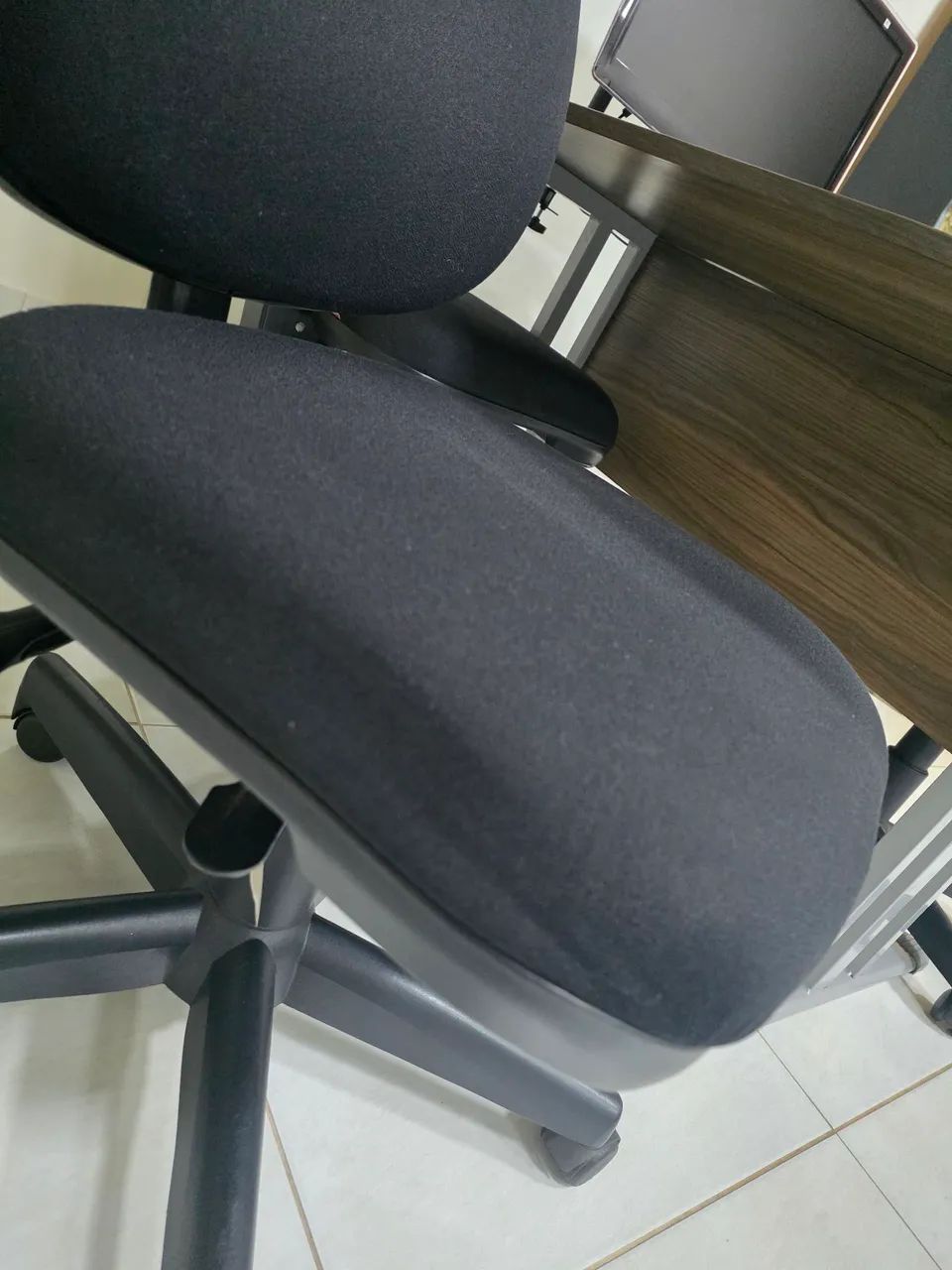 Mesa de reunião com 4 cadeiras acolchoadas. - Foto 5