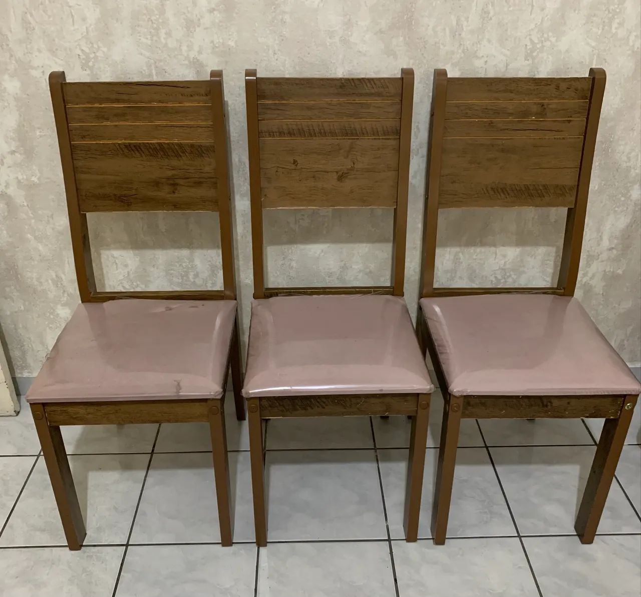 (03) CADEIRAS DE JANTAR AMADEIRADAS ESTOFADO EM VELUDO - Foto 2