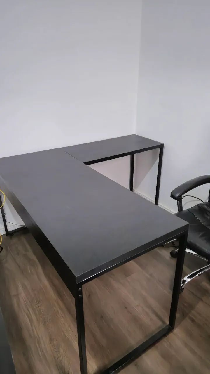 Mesa grande em L para escritório