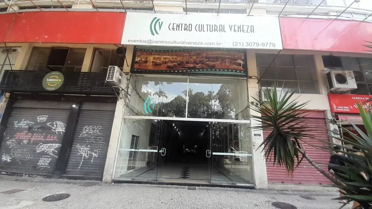 Loja térrea em galeria com jirau e 77 m