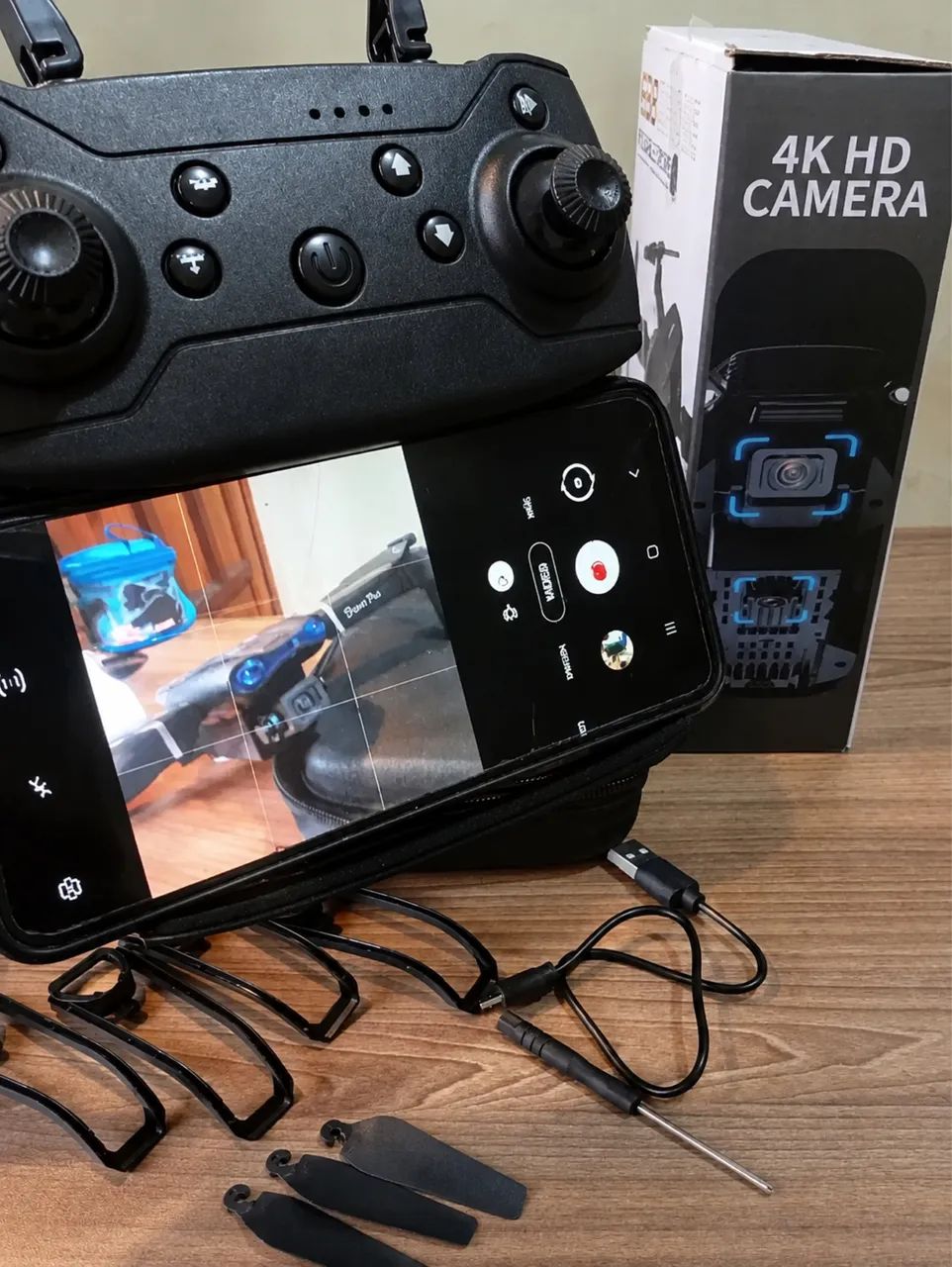Drone E88 Dobrável com Câmera 4K HD + Controle e Acessórios - Foto 3