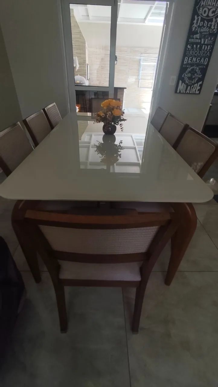Mesa de jantar com 8 cadeiras 