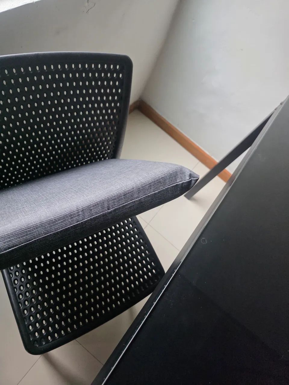 Mesa de aço e vidro temperado 10mm e com 2 cadeiras com assento acolchoado com capa - Foto 3