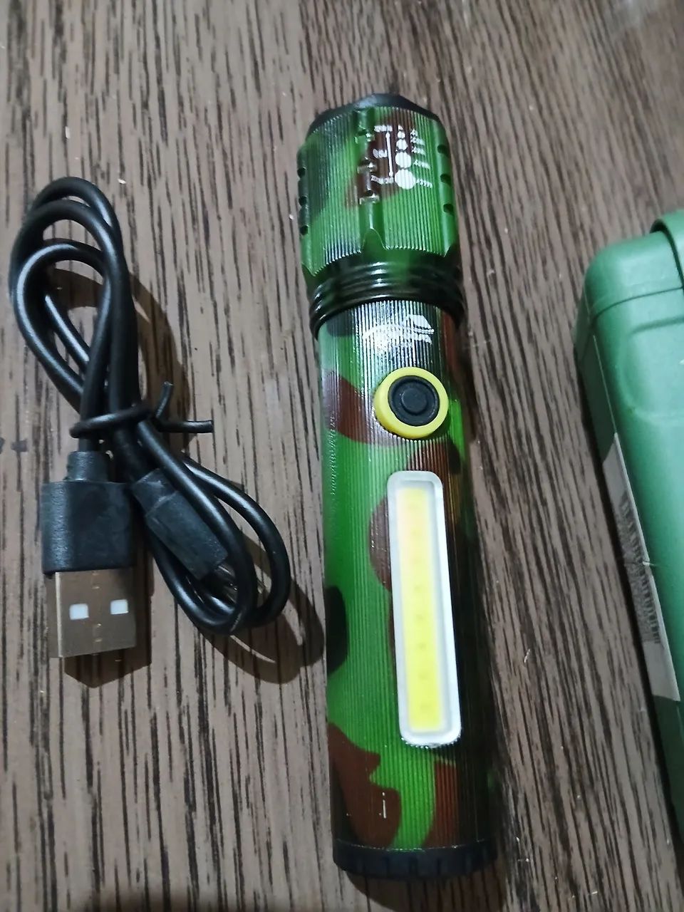 LANTERNA TÁTICA CAMUFLADA RECARREGÁVEL 