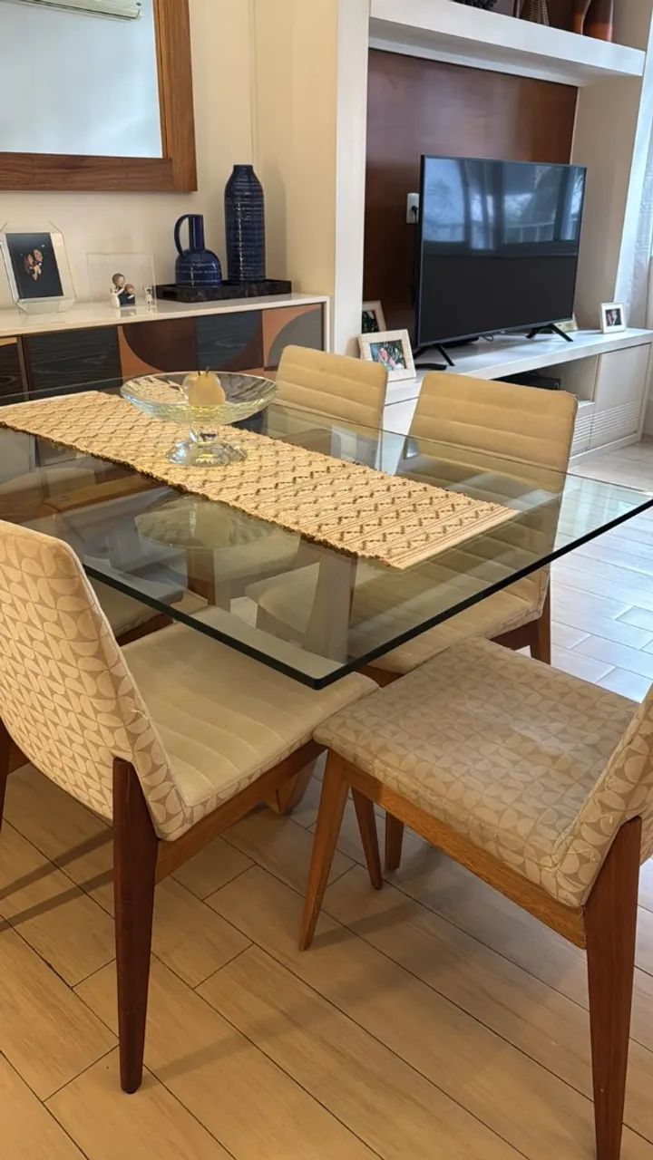 Mesa de jantar com tampo de vidro e 5 cadeiras 