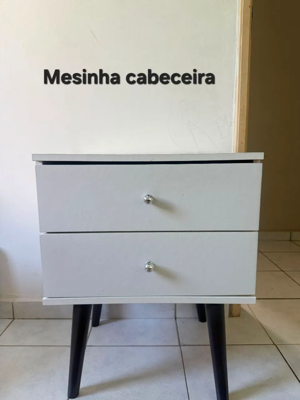 Mesa de Cabeceira Retrô