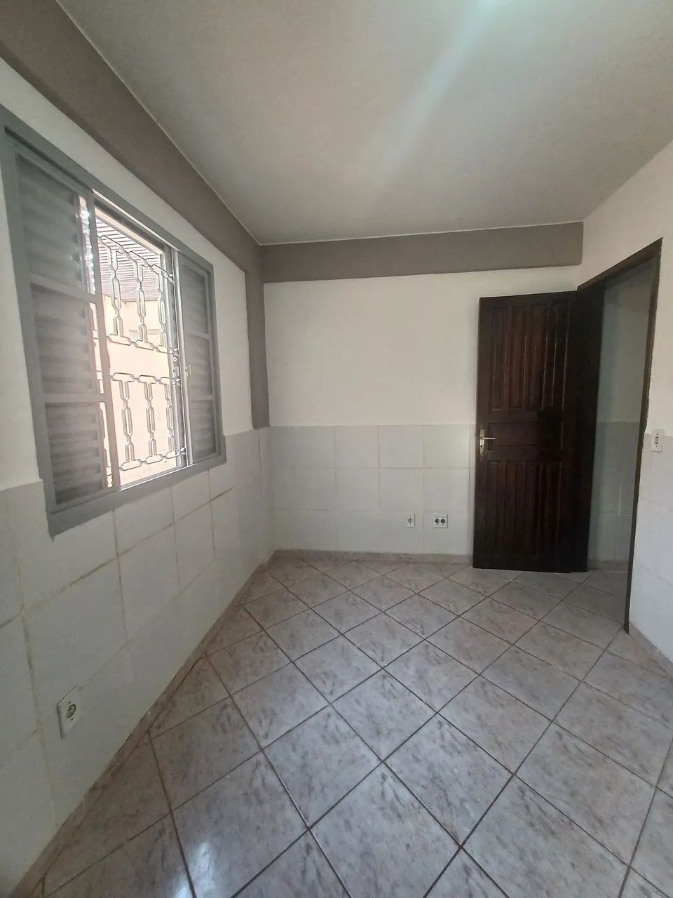 KITNET BEM LOCALIZADA - 900,00 ATÉ O VENCIMENTO.