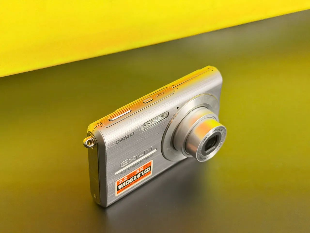 Câmera Digital Casio Exilim EX-Z75 - 7.2MP e 3x de zoom (estilo