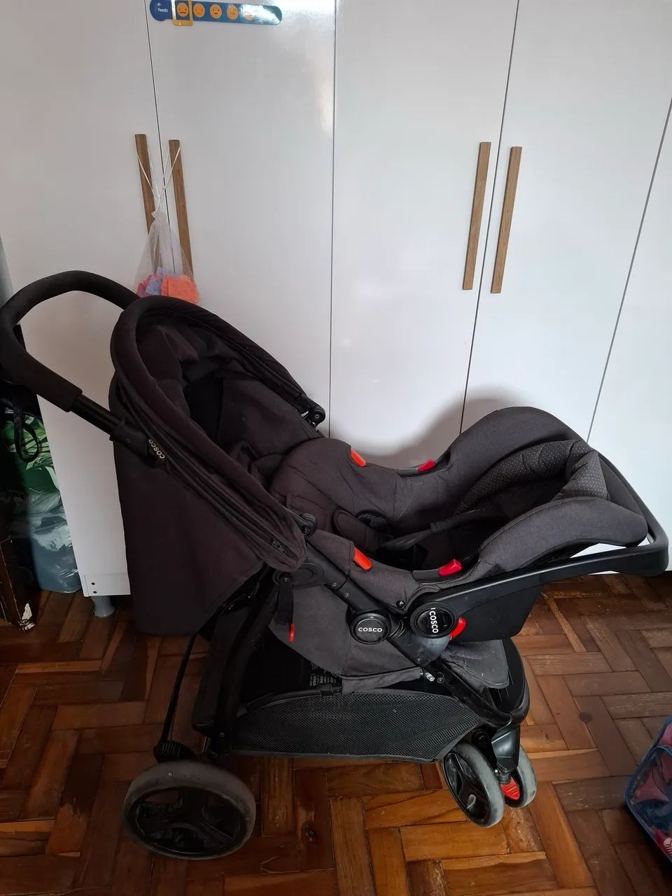 Carrinho com bebê conforto 