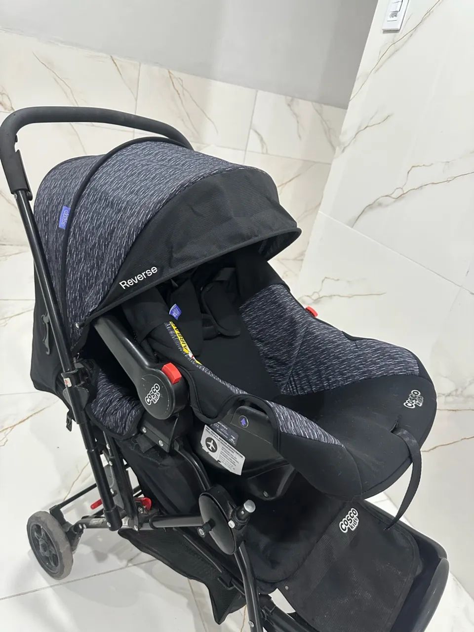 Carrinho de bebê Cosco c/bebê conforto 